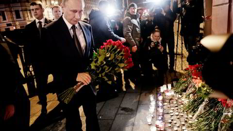 Russlands president Vladimir Putin legger ned blomster ved t-banestasjonen som ble terrorrammet.