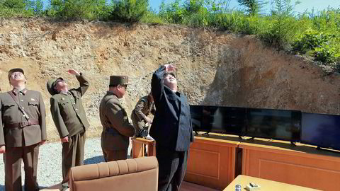 Sør-Korea er i høy beredskap etter de siste truslene fra USA og Nord-Korea. Det er etablert et eget departement som har planlagt en gjenforening. 4. juli i år inspiserer Nord-Koreas leder Kim Jong-Un (til høyre) missilen Hwasong- 14.