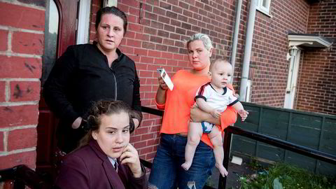 Fra venstre: Tina Ward, Angel Day (13), Rosemary Ward og hennes sønn Marceler sjokkert over at en nabo angivelig skal stå bak terrorangrepet på Manchester Arena.
