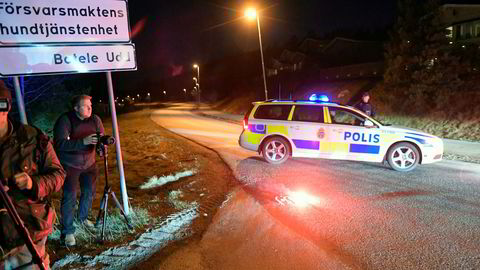 Politiet i Stockholm ved et sjekkpunkt etter at en mann ble arrestert i Marsta, nord for byen.