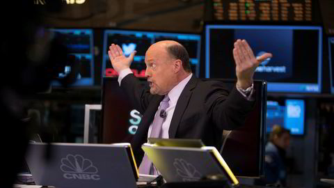 Programleder Jim Cramer i Mad Money på børsgulvet på New York Stock Exchange.