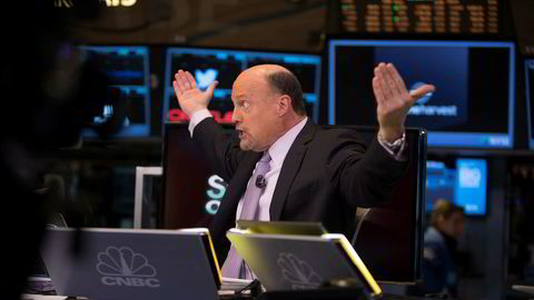 Programleder Jim Cramer i Mad Money på børsgulvet på New York Stock Exchange.