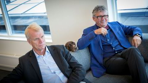 Oljeselskapet Okea ønsker å bygge ut Yme-feltet i Nordsjøen, og kan trenge oljeproduksjon for å få det til. Her er styreleder Henrik Schröder (til venstre) fra hovedeieren Seacrest, hunden Maki og Erik Haugane (gründer) på kontoret i 2015.