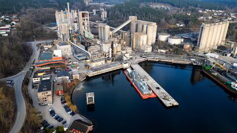 Andre pinsedag gikk den aller første lasten med flytende CO2 fra Heidelberg Materials sementfabrikk ved Brevik (bildet) med skip til Northern Lights terminal ved Øygarden utenfor Bergen.