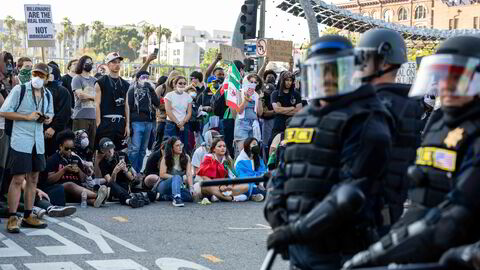 Politi og demonstranter i Los Angeles.