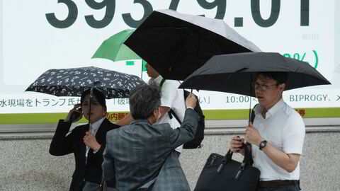 Det er en avventende stemning ved Asia-børsene mandag formiddag. Her fra en regnfull dag i Tokyo, hvor Nikkei-indeksen har beveget seg mellom en markant nedgang fra morgenen av til å vise en flat utvikling.