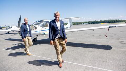 Eieren Espen Høiby (foran) og daværende sjef Mikael Eriksson ved Pilot Flight Academy stilte opp sammen på Torp for å snakke om pilotmangel i 2022. Nå sliter flyskolen økonomisk.