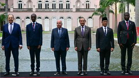 Med sine 11 medlemsland representerer Brics nær halvparten av verdens befolkning og en økende andel av verdensøkonomien. Russlands utenriksminister Sergej Lavrov (fra venstre), Etiopias utenriksminister Gedion Timothewos, Brasils utenriksminister Mauro Vieira, Kinas utenriksminister Wang Yi, Indonesias utenriksminister Sugiono og Sør-Afrikas utenriksminister Ronald Lamola poserte sammen mandag.