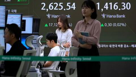 Asiatiske aksjemarkeder stiger onsdag formiddag, ledet av teknologisektoren,. Her fra KEB Hana Bank i Sør-Korea.
