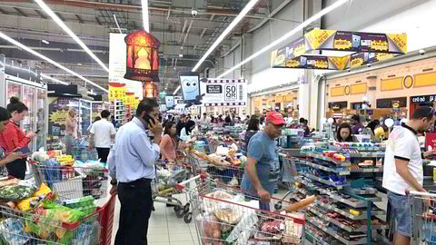 Mandag strømmet folk til butikkene i Qatar for å hamstre varer etter at nabolandet Saudia-Arabia stengte grensen. Qatar importerer mesteparten av sine matvarer fra Saudi-Arabia.