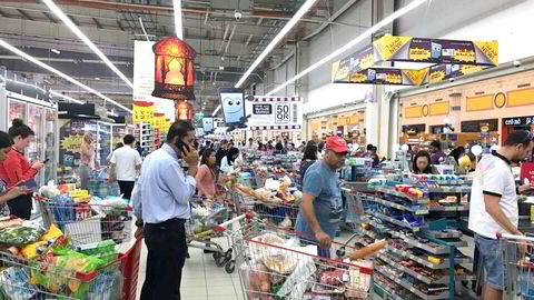 Mandag strømmet folk til butikkene i Qatar for å hamstre varer etter at nabolandet Saudia-Arabia stengte grensen. Qatar importerer mesteparten av sine matvarer fra Saudi-Arabia.