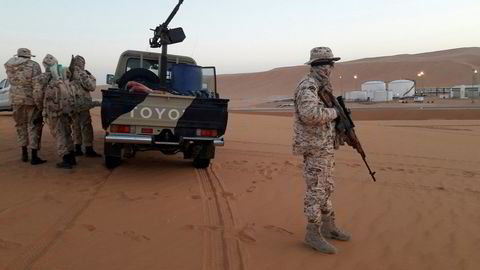 Borgerkrigen i Libya rammer oljeproduksjonen. Her fra oljefeltet El Sharara i Libya, der soldater holder vakt.