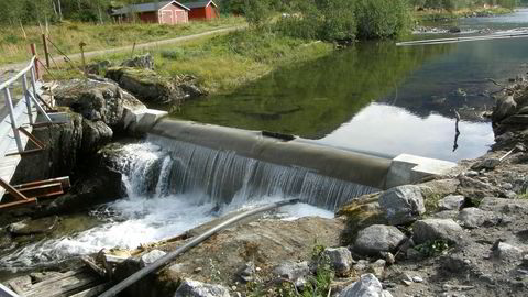 Fornybarheten i norsk kraftproduksjon har en verdi. Det er ingen grunn til at den skal gis vekk gratis, sier forfatteren. Her fra Storå, småkraftverk i Tysfjord kommune.