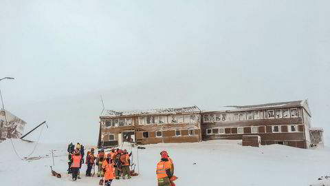 Redningsmannskaper på stedet der et snøskred har gått over vei 228 i Longyearbyen på Svalbard og rammet minst én bygning som ligger nærmest inn mot Sukkertoppen tirsdag.