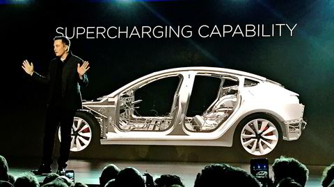 I mars 2016, viste Elon Musk frem Model 3 for første gang.