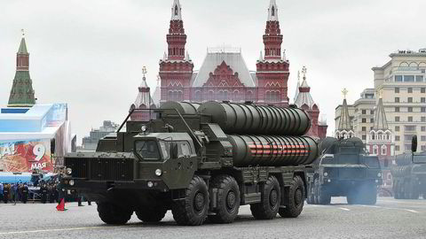 President Recep Tayyip Erdogan skaffer Tyrkia et russisk luftforsvarssystem S-400 som ikke kan integreres med Natos systemer. Her vises S-400 under en militære parade i Moskva tidligere i år. Foto: Natalia Kolesnikkova/AFP/NTB Scanpix