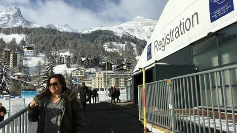 Mandag begynte gjester og verdenspressen å strømme til registreringsteltet i alpebyen Davos, dagen før World Economic Forum offisielt starter.
