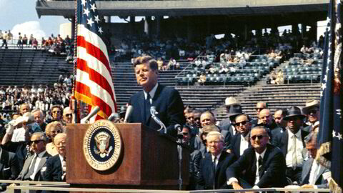 USAs president John F. Kennedy stadfestet planen om bemannet månelanding i sin berømte «We choose to go to the Moon»-tale på Rice Universitys stadion i Houston, Texas, i 1962.