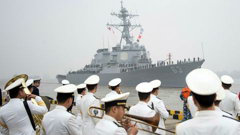 Kina reagerer kraftig på at Destroyeren USS Stethem seilte for nær Triton Island. På bildet ønskes Stethem velkommen i militærhavnen i Shanghai i november 2015.