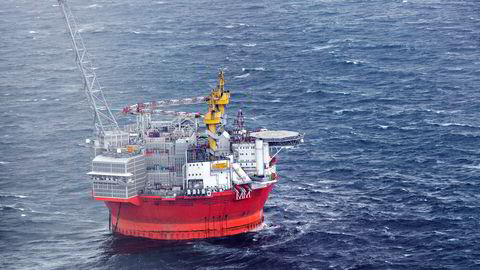 Statoil investerer i olje- og gassleting i Barentshavet. Men blir det lønnsomt å utvinne ressursene dersom det kommer en brå overgang til tøffere klimapolitikk i verden om noen år? Her boreriggen Goliat i Barentshavet.