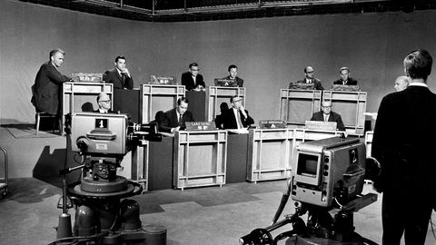Valgkamp på TV var et helt nytt fenomen i 1961. Årets valgkamp ble åpnet i det store TV-studioet på Marienlyst med det første av ni programmer foran valget. Fra venstre: Knut Toven (Kr.f), Lars leiro (SP), Nils Hønsvald (A), Kjell Holler (Statsråd), Sekundanter.