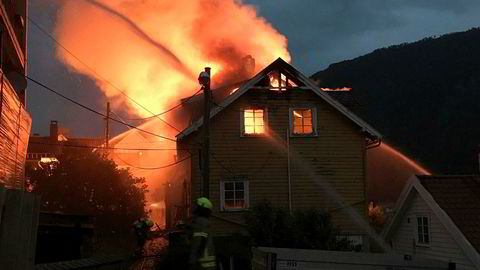 Brannmannskapene jobbet utover natten med å begrense brannen i Sogndal sentrum.