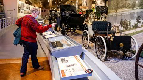 Dennis Flessland er advokat i Detroit – og norskamerikaner. På Ford-museet i bilbyen passerer han originalen av den aller første bilen Henry Ford laget. Midt i koronakrisen leverer bilgigantene store overskudd.