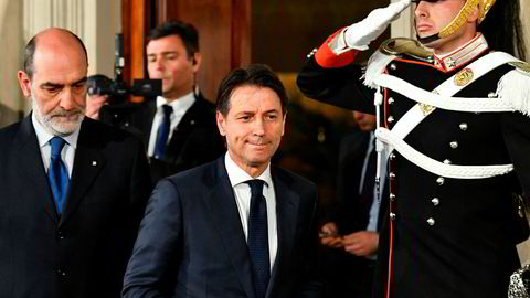 Etter et møte med Italias president Sergio Mattarella (til venstre) i Quirinale-palasset søndag, ble det klart at Giuseppe Conte trekker sitt mandat til å danne regjering.
