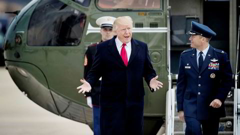 President Donald Trump sitter med makten over liv og død i en krisesituasjon. Her på Andrews Air Force Base i Washington mandag.