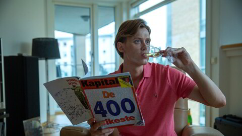 Philip Holst-Cappelen, her fremstilt av skuespiller Henrik Holm, plukket sine ofre fra bladet Kapitals liste over Norges 400 rikeste, loppet dem for penger – og slapp urovekkende ofte og lenge unna med det.
