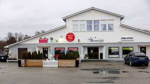 I romanen «Bø!» får kommunen i Vesterålen sin egen storstilte kunstmønstring, Bøennalen. I virkeligheten er det naboene Bø bibliotek og Bromles Kiosk &amp; Grill/Diner som holder den lokale kulturen i live. Bromles er også åsted for viktige øyeblikk i romanen
