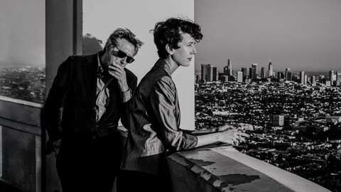 Multikunst. Bryan Ferry samarbeider med Amelia Barratt på vårens album. Han bedyrer at bakgrunnsrollen ikke skyldes skrantende stemmebånd.