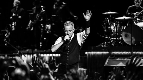 Bruce Springsteen snakker til publikum i Manchester om at det landet han har skrevet så mange sanger om fortsatt finnes.