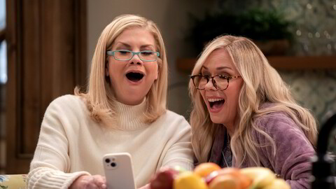 Kristen Johnston (til venstre) og komikeren Leanne Morgan spiller søstre i «Leanne».