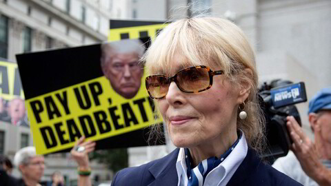 E. Jean Carroll på vei ut fra en føderal domstol på Manhattan i september i fjor, etter at Donald Trump anket dommen mot ham. Han ble dømt til å betale 83 millioner dollar i erstatning til Carroll, etter å ha beskyldt henne for falske anklager.