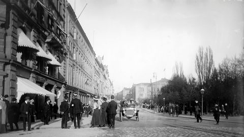 Fotgjengere i Kristiania må motvillig vike for en av byens 100 biler i 1908.