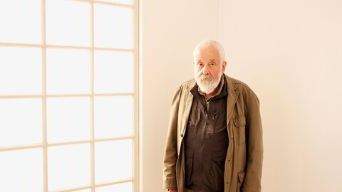 Sannhetsjeger. Han utvikler skikkelser og handling sammen med skuespillerne sine og holder investorene i mørket. Likevel – eller blant annet derfor – regnes Mike Leigh som «den fineste levende brit-filmskaperen».