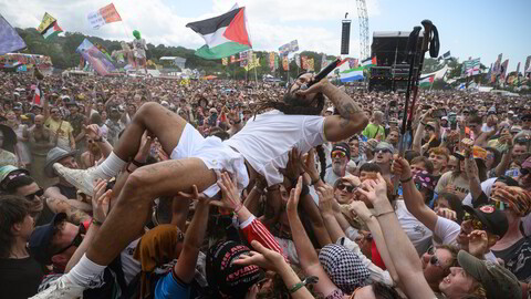 Bobby Vylan fra Bob Vylan surfer på publikums godvilje under Glastonburyfestivalen i juni, men møter motgang fra både musikkbransje og politikere for bruk av aggressive politiske slagord.