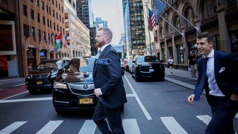 Pareto-toppene Niklas Alfheim og Borjan Duhonj strener over Park Avenue på Manhattan i New York. Resten av de ansatte er hjemme når USA feirer Memorial Day.