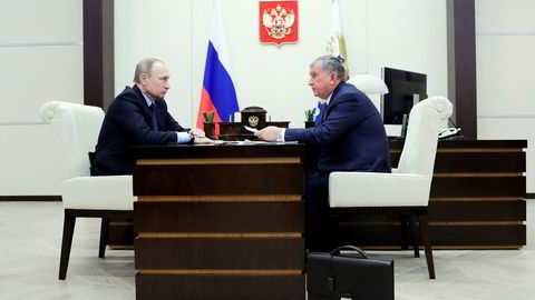 Rosneft og toppsjef Igor Sechin (t.h.) ser risiko for at Opec-kuttene ikke blir forlenget – og fortsatt priskrig. Her er han med Russlands Vladimir Putin, januar, 2017.