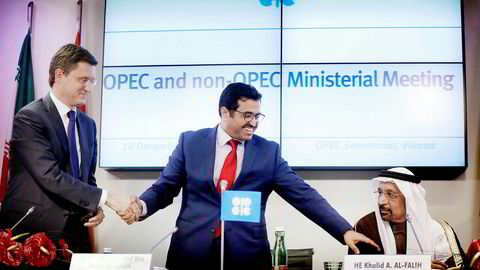 Fra venstre Russland oljeminister Alexander Novak, Opec-president og Qatar-oljeminister Mohammed bin Saleh al-Sada og Saudi Arabias oljeminister Khalid al-Falih holder hender etter en pressekonferanse i Wien lørdag.