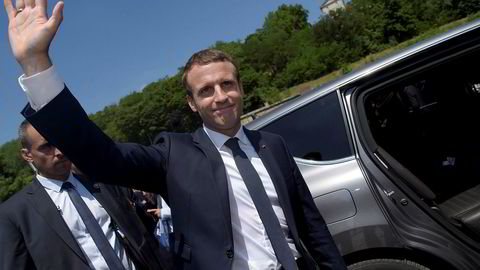 President Emmanuel Macron hilser på fremmøtte i forbindelse med markeringen av 77-årsdagen for daværende general Charles de Gaulles radiotale til folket om et fritt Frankrike.