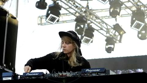 Den frenetiske produksjonen avslører Cashmere Cats bakgrunn som turntablist-DJ.