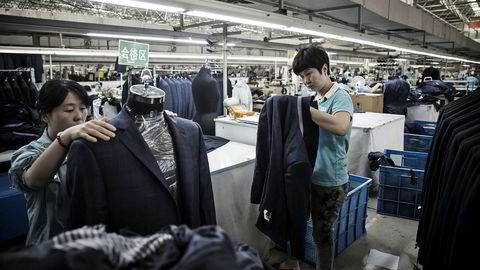 Kinas industri gir amerikanske forbrukere varer til lavere pris enn om de var blitt produsert i USA. Denne fabrikken i Jining syr dresser.