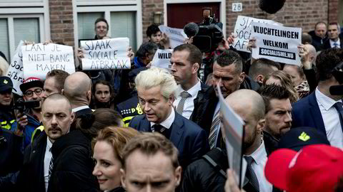 Åpent lende. Geert Wilders på en av sine sjeldne opptredener i det fri – omgitt av livvakter, tilhengere og motstandere. Den aggressive islam-kritikeren er en mektig mann allerede før det spennende valget 15. mars: Flere av de konkurrerende partiene i Nederland lar seg presse mot høyre for å holde på velgerne.