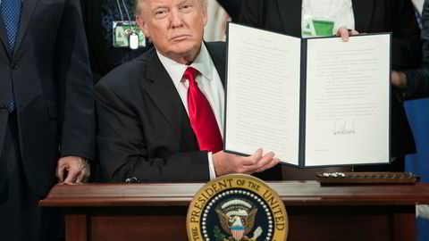 USAs president Donald J. Trump signerer her en såkalt eksekutivordre om å påbegynne byggingen av en grensemur mellom USA og Mexico.