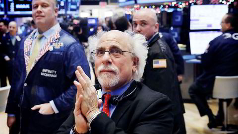 Få bekymringer og lav volatilitet på de internasjonale finansmarkedene har begynt å bekymre ekspertene. Bildet viser trader Peter Tuchman som applauderer på New York-børsen i januar i år.