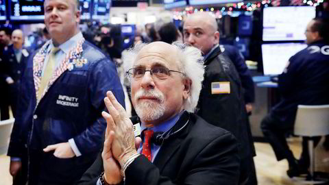 Få bekymringer og lav volatilitet på de internasjonale finansmarkedene har begynt å bekymre ekspertene. Bildet viser trader Peter Tuchman som applauderer på New York-børsen i januar i år.