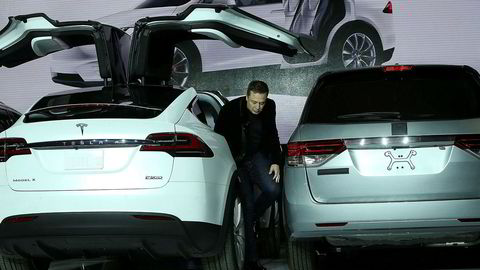 Her presenterer Elon Musk en ny Tesla med vingedører ved fabrikken i Fremont. Ansatte ved fabrikken skal ikke være like fornøyd, ifølge uttalelsene til en av de ansatte som er gjengitt i amerikanske medier.