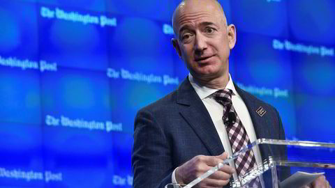 Amazon-gründer Jeff Bezos eier også Washington Post – og dette bildet er tatt under innvielsen av deres nye hovedkvarter i januar. Da var Bezos sin formue betydelig mindre – «bare» 72 milliarder dollar og nummer tre på Forbes liste over verdens rikeste.